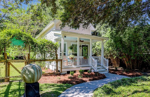Scanlonville Cottage | Sunny garden cottage with a furnished front porch, grill, AC, & washer/dryer