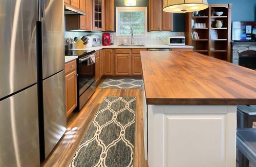 SouthPark House | Sunny Retreat in SouthPark – Spacious 2 BR 1Bath