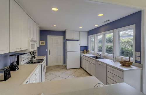 Baynard Oaks House | Sunset Rentals | Baynard Park 6 | Dog Friendly