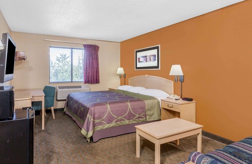 Charlotte Hotel | Super 8 by Wyndham Charlotte/Amusement Park Area