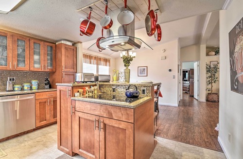 Garden City House | Surfside Beach Home w/Resort Perks: Walk to Beach