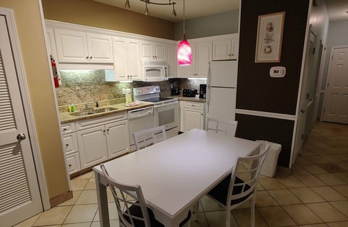 Surfside Beach Resort | Surfside Beach- Spacious 2 bedroom with 1 bed lockout in family friendly resort