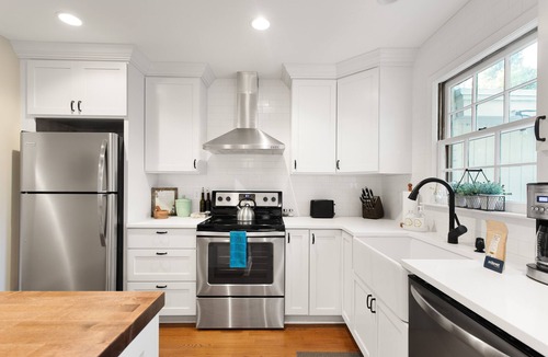Mount Pleasant House | Sweet Magnolia: Chic Haven with Fenced Backyard!