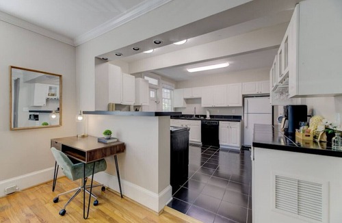 Earlewood House | Sweet Suite on Sunset 4BD 3 BA Home + 1BD 1 BA Guest Cottage