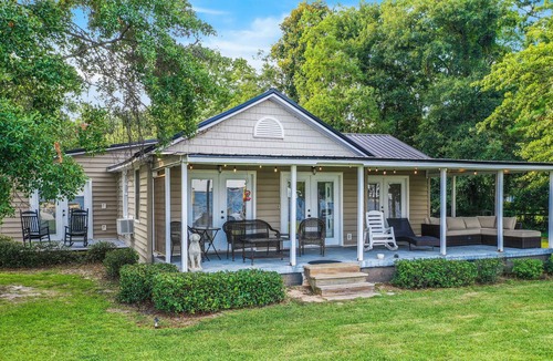 Russellville House | Swimmin’ Hole 2 | Lakefront Getaway | Back Porch Living | Dock & Boat Launch