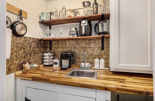 West Ashley House | The Birdhouse Pet friendly 2 Bed With Yard And Hot Tub