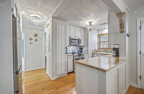 Tarpon Pond Cottage | The Birdie Bungalow by Sandpiper | Near Beach