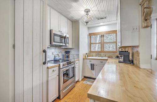 Tarpon Pond Cottage | The Birdie Bungalow by Sandpiper | Near Beach