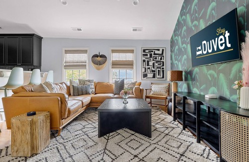Westside Apartment | The Cub by StayDuvet | Short Walk to King St.