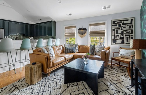 Westside Apartment | The Cub by StayDuvet | Short Walk to King St.