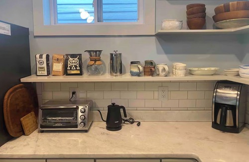 Westside House | The D'Alhana~1BR entire guesthouse in downtown Charleston