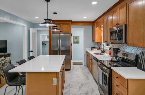 Cayce House | The Garden House | Sleeps 11 | Near USC