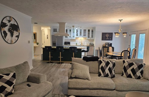Fayetteville House | The Golden Mantel – Unique Stay in a Prime Location