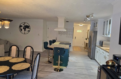 Fayetteville House | The Golden Mantel – Unique Stay in a Prime Location