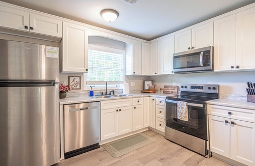 Statesboro House | The Hunt Club-Near GSU, Pool Table, Fenced yard