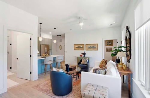 Metropolitan Apartment | The Jardin Azalea Suite | Near Downtown