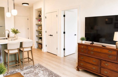 Metropolitan Apartment | The Jardin Rosemary Suite | Near Downtown