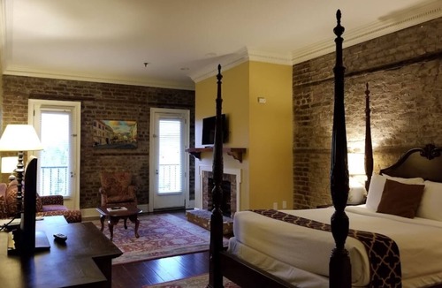 French Quarter Resort | The Lodge Alley Inn in the heart of Charleston!