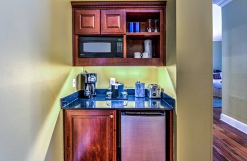 French Quarter Apartment | The Lodge Alley Inn™ - Studio
