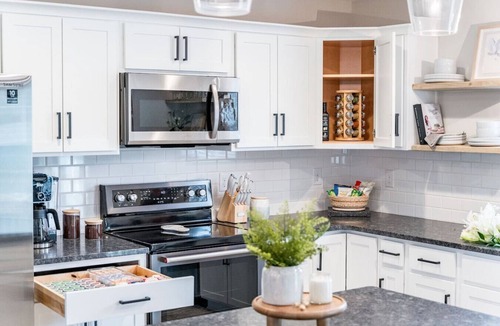Madison Heights House | The Madison, 5 Minutes to Downtown, Firepit and Deck!