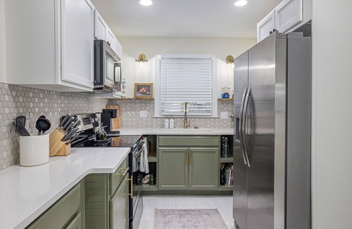 North Charleston House | The Oakwood | Grill, Chill, & Unwind
