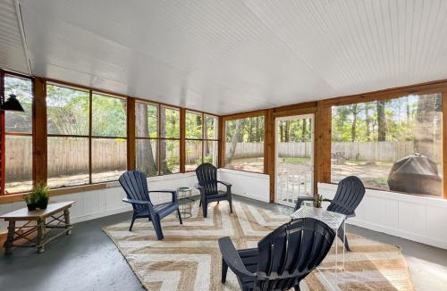 Summerville House | The Paramour comfy home with ground floor bedroom and fenced in yard