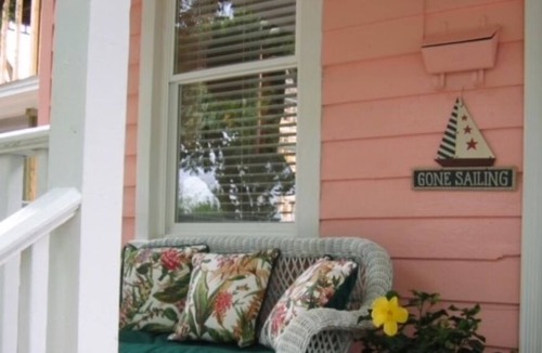 Arsenal Hill Cottage | The Pink House - Downtown in the Vista