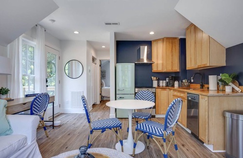 University Park Apartment | The Rose Garden Retreat - NC State/Cameron Village/PNC Park