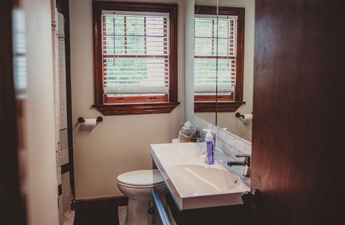 Burgaw House | The Side Porch Farmhouse is a charming country escape in Burgaw!
