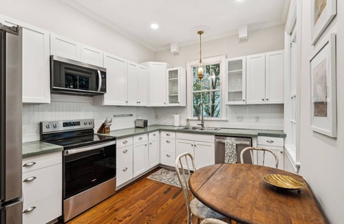 Westside Apartment | The Velvet Magnolia House- Historic 3-bedroom apartment in charming Charleston