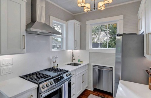 Earlewood House | The Wren`s Nest | 1BR 2BA Guesthouse