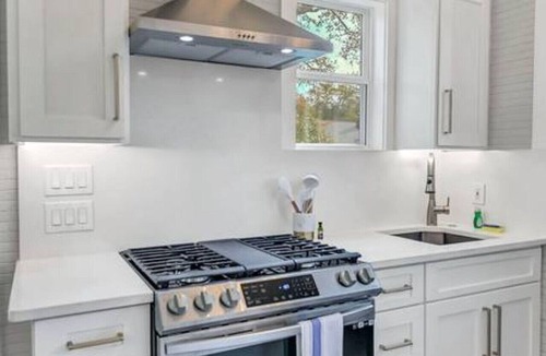 Earlewood House | The Wren`s Nest | 1BR 2BA Guesthouse