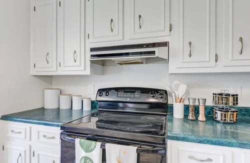 North Charleston House | The Yan- fam friendly 4 bedroom w/hot tub!