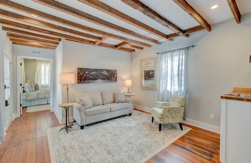 Downtown Charleston Apartment | This apartment is a 3 bedroom(s), 2 bathrooms, located in Charleston, SC.