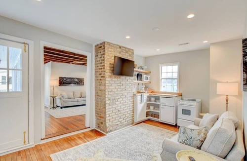 Downtown Charleston Apartment | This apartment is a 3 bedroom(s), 2 bathrooms, located in Charleston, SC.