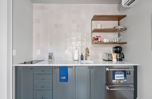Radcliffeborough Apartment | Thomas Waring House Suite C: Elegance and Comfort