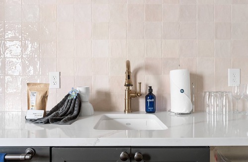 Radcliffeborough Apartment | Thomas Waring House Suite C: Elegance and Comfort