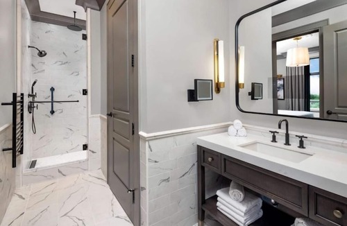 Ansonborough Hotel | Three Downtown Suite w/Kitchen & Balcony l Close to King St & Market