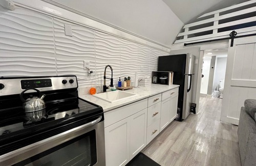 North Charleston Cottage | Tiny house monthly rental with small office in central North Charleston with AC