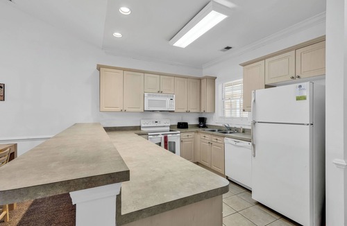 Central Myrtle Beach Villa | Top-Floor Myrtlewood Condo 2BR 4 Beds 2 full Baths with Elevator