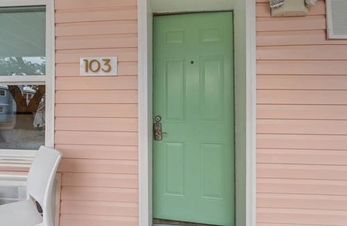 Windy Hill Apartment | TreeHouse Lodge, Walk to Beach, Pet-Friendly 103