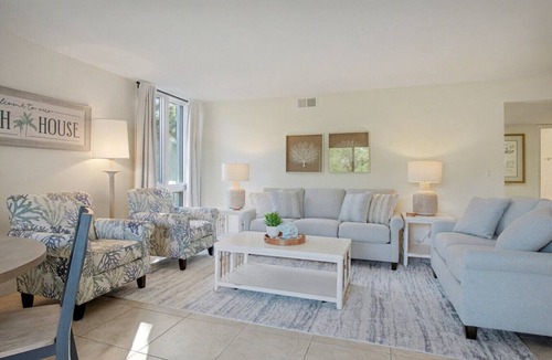 Harbour Town Apartment | Updated 3BR Sea Pines-New Furnishings-Sleeps 8-Pool - 887 Ketch Court