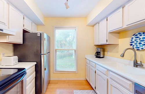 The Cottages Condo | Updated Island Escape w/Dual Suites - Golf, Tennis, Beach Club, Near Dining