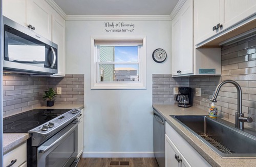 Wilmington Beach Condo | Upgraded for 2026 Huge Deck, Full-Size Pool, Beach Front, Linens Included