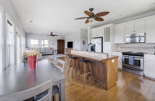 Oceanmarsh Subdivision House | Vacation Home with Lovely View and Golf Cart