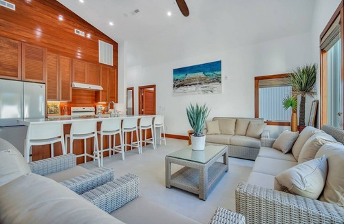 Cannonborough Elliotborough Condo | Vacation Villa 5 mins to King St ‘California Palm’