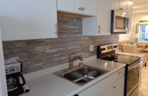 Crescent Beach House | VINTAGE BEACH COTTAGE 5⭐️ 90sec WALK TO BEACH, Enjoy! 🐳