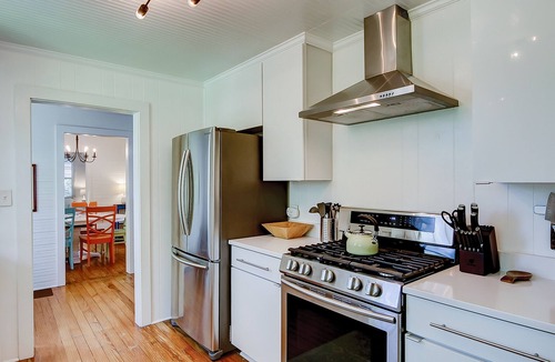 Sullivan's Island House | Vintage island cottage 1 block from beach with fenced yard, porch, & W/D