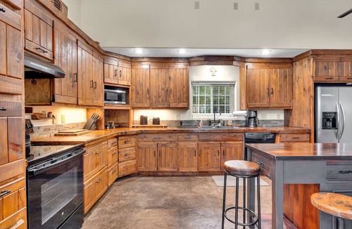 Union County House | Vintage Rock at Mimosa Lake Retreat - 24 Acre Lakefront Property