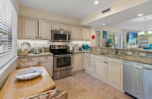 Arcadian Shores Villa | W Hyde Pk 19A in Kingston 1st floor, Pool, Beach